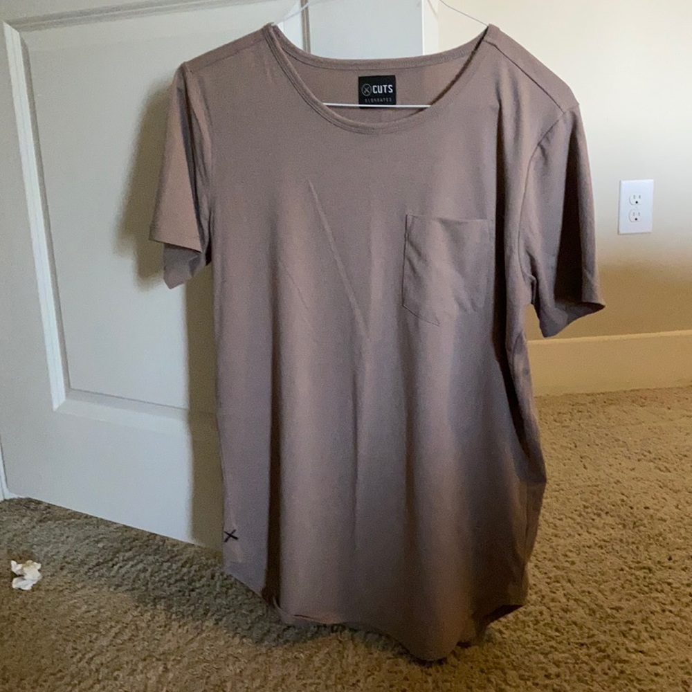 Cuts Elongated short sleeve t shirt - size L